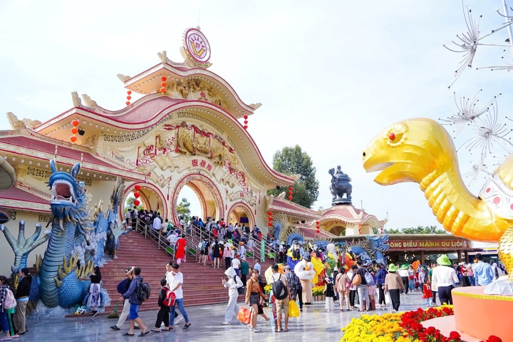 Hơn 10.000 người đổ về Suối Tiên trong ngày Giỗ Tổ Hùng Vương