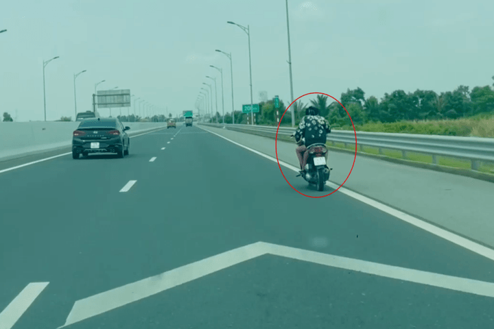 Hai thiếu nữ đi xe máy ngược chiều trên cao tốc, bị phạt 16,5 triệu đồng