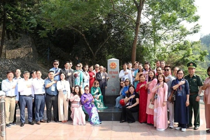 Kiều bào thăm và tặng quà học sinh nghèo tại tỉnh Lạng Sơn