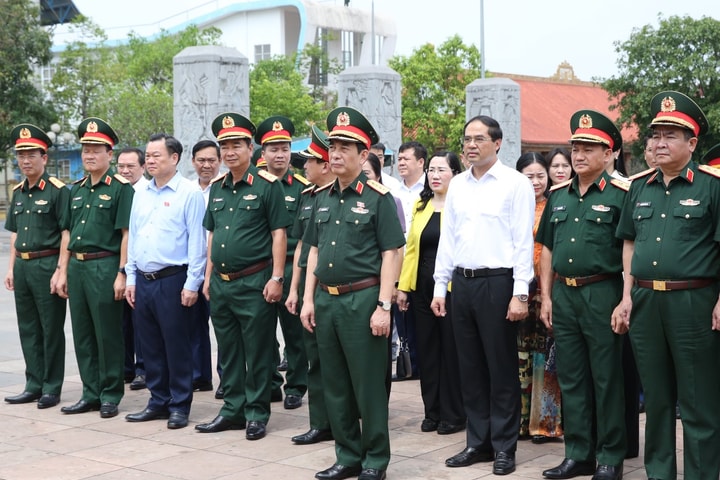 Đại tướng Phan Văn Giang dâng hương tưởng niệm đại đội 915