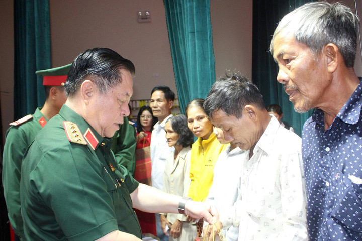 Đại tướng Nguyễn Trọng Nghĩa thăm, trao quà cho gia đình chính sách, người lao động tại Gia Lai