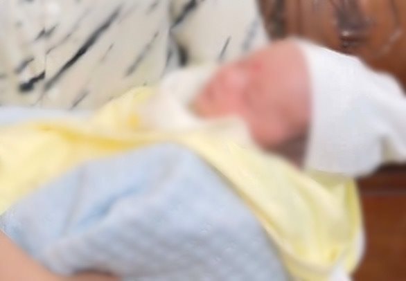 Bé trai 6 ngày tuổi còn nguyên dây rốn bị bỏ rơi