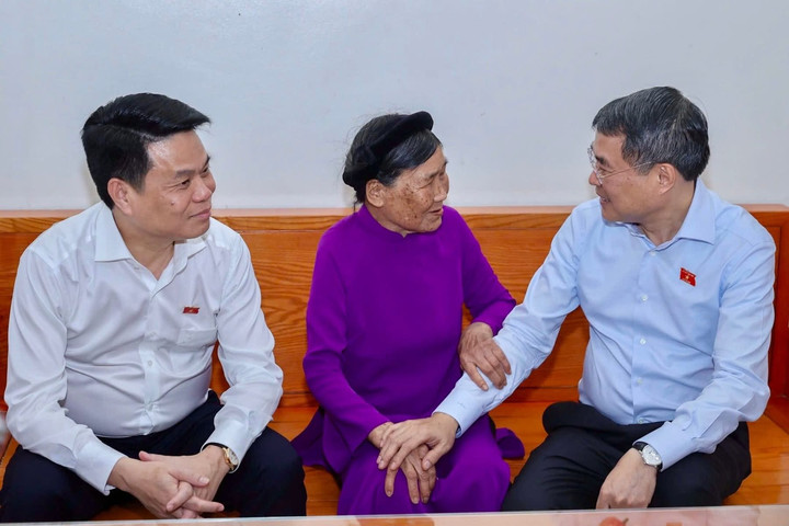 Thủ tướng Lê Minh Hưng thăm, tặng quà người có công, công nhân khó khăn tại Hải Phòng