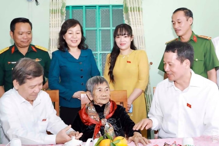 Trưởng Ban Nội chính Trung ương Lê Minh Trí thăm Mẹ Việt Nam anh hùng