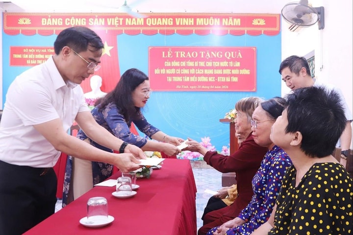 Hà Tĩnh: Trao quà của Tổng Bí thư, Chủ tịch nước Tô Lâm cho người có công với cách mạng
