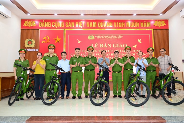 Cảnh sát khu vực nhận xe đạp điện, tăng cường bám địa bàn