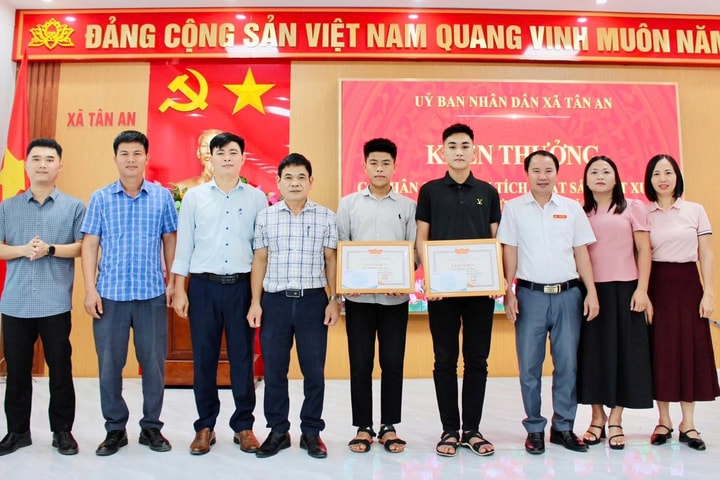 Tuyên dương hai học sinh dũng cảm cứu người đuối nước