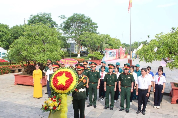 Quân khu 5 tri ân các Anh hùng liệt sĩ và tiền bối cách mạng tại Quảng Ngãi