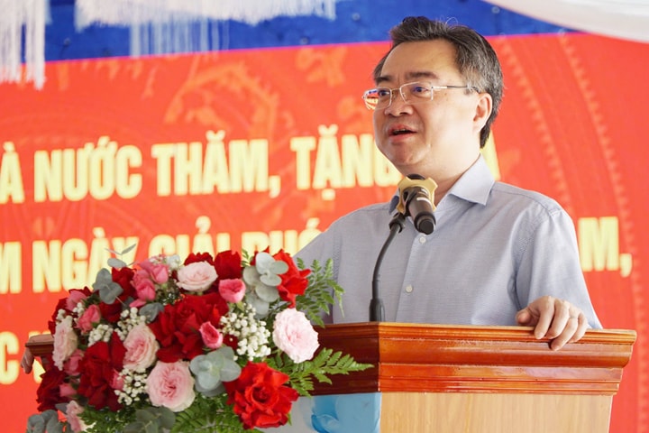 Đồng chí Nguyễn Thanh Nghị thăm, tặng quà gia đình chính sách tại Quảng Ngãi