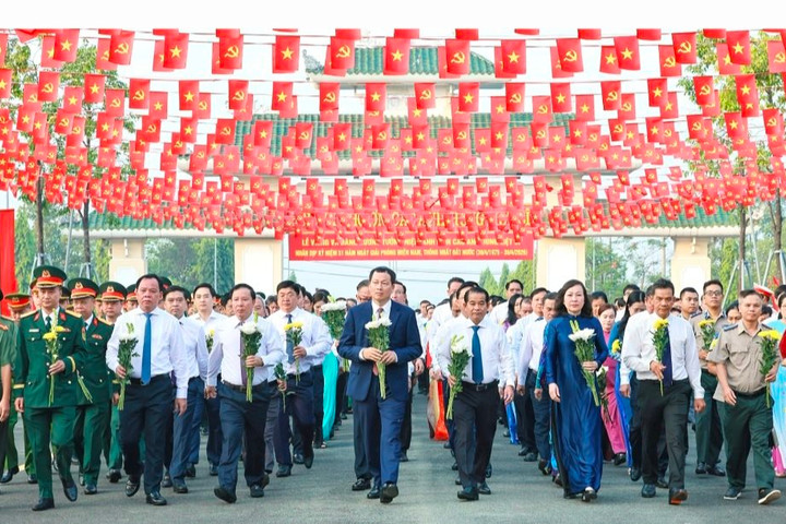 Lãnh đạo tỉnh Đồng Nai dâng hương viếng liệt sĩ