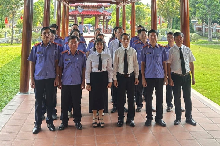 TAND khu vực 4 - Huế dâng hương tri ân các Anh hùng liệt sỹ