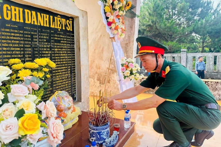Trung đoàn 726 tri ân người có công nhân dịp 30/4