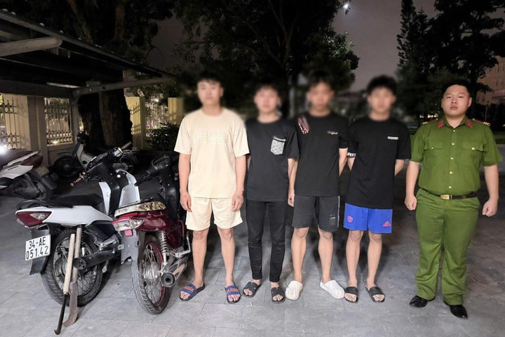 Nhóm thanh thiếu niên mang hung khí náo loạn đêm khuya