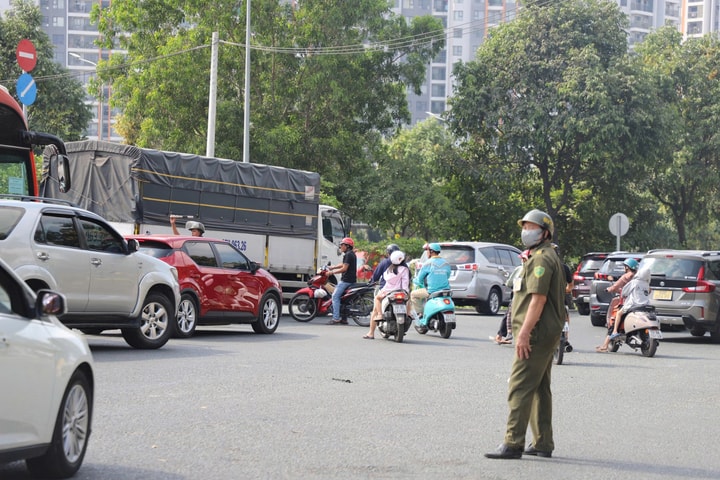 Cửa ngõ phía Đông TP.HCM “nghẹt thở” ngày đầu nghỉ lễ