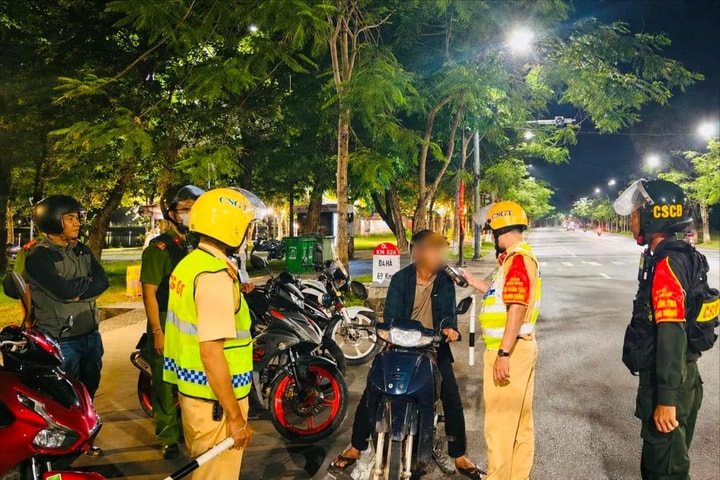 Tuần tra xuyên đêm, trấn áp tội phạm đường phố dịp lễ tại Huế