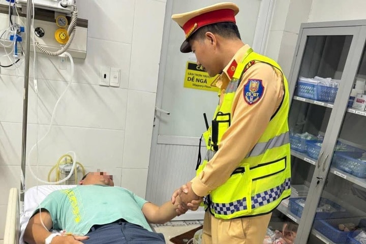CSGT kịp thời đưa lái xe nghi đột quỵ đi cấp cứu trong đêm