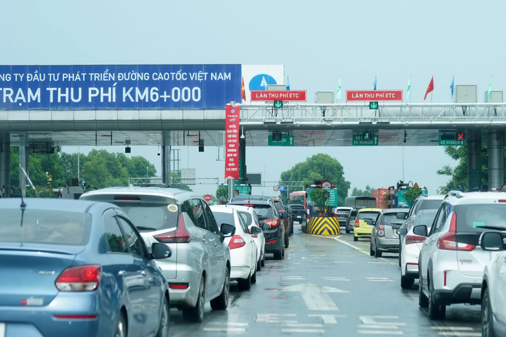 Gần 186.000 lượt xe qua cao tốc Bắc - Nam dịp 30/4: Hệ thống thu phí không dừng vận hành ra sao?