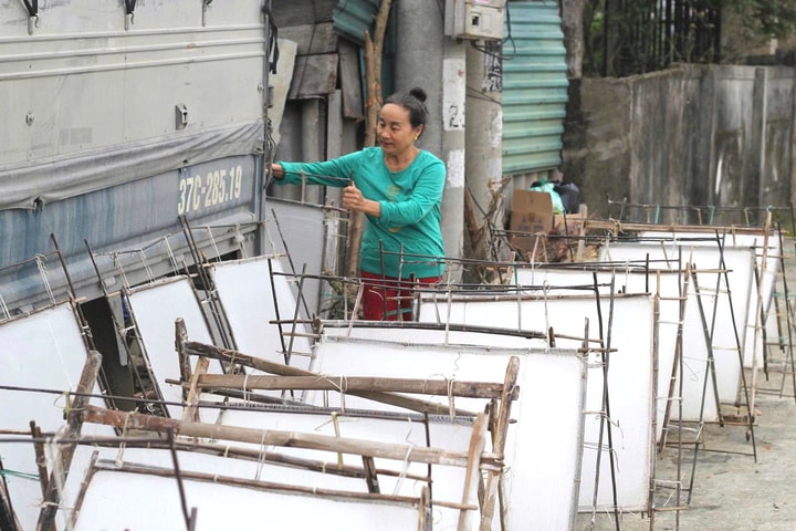 Những tờ giấy trắng trước nỗi lo không màu