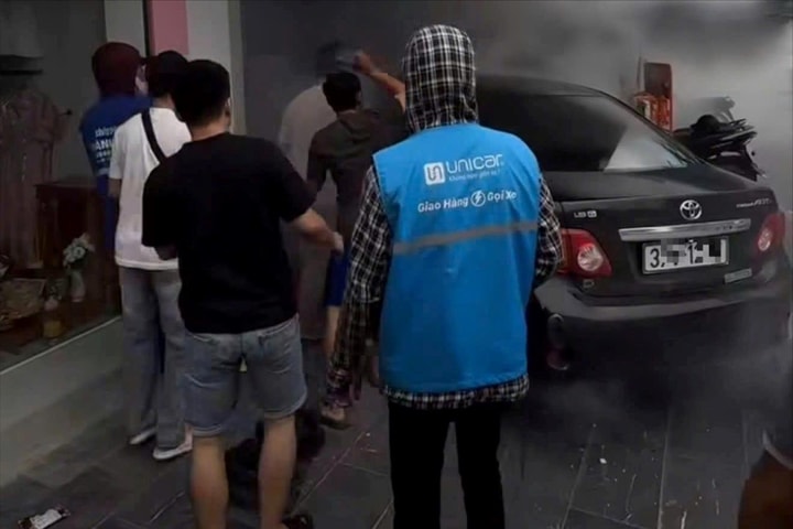 Ô tô mất lái lao vào nhà dân, tài xế may mắn thoát chết