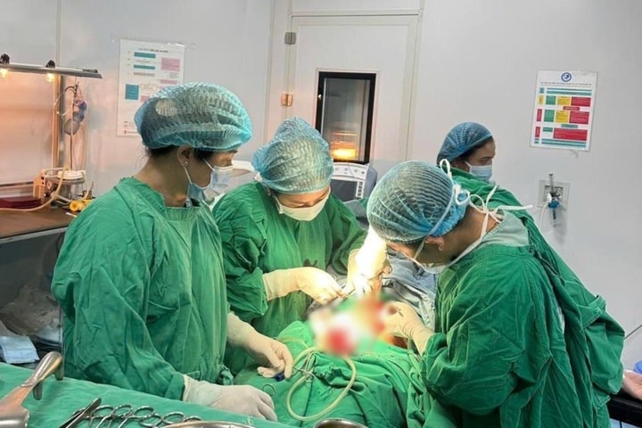 'Báo động đỏ' toàn viện, cứu hai mẹ con sản phụ thoát lằn ranh sinh tử