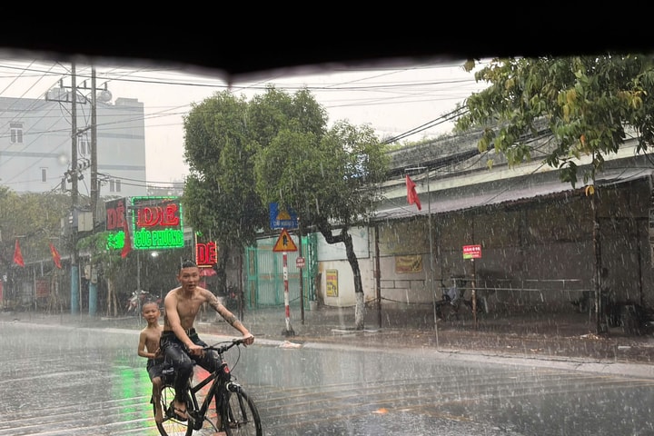 TP.HCM đón cơn mưa “giải nhiệt” sau chuỗi ngày nắng nóng