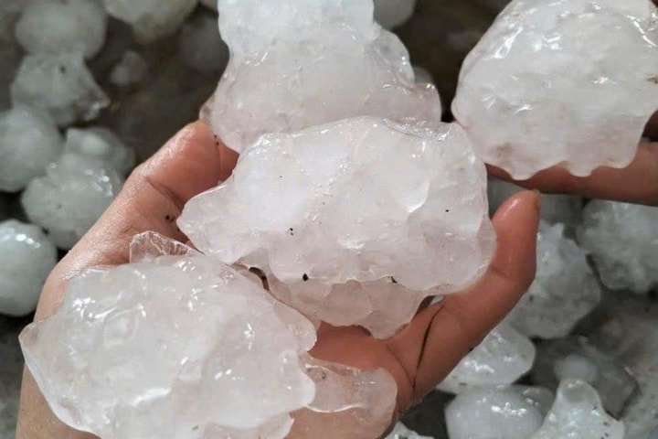 Dông lốc, mưa đá gây thiệt hại nhà dân, hoa màu