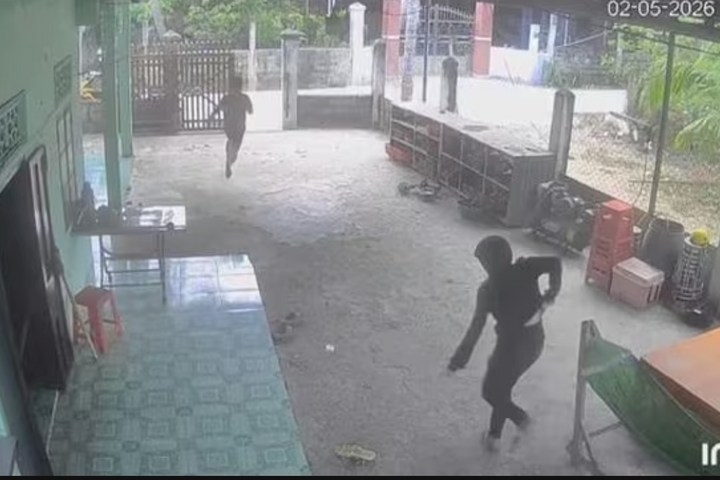 Vào sân nhà trộm xe, rút hung khí đe dọa chủ nhà để tẩu thoát