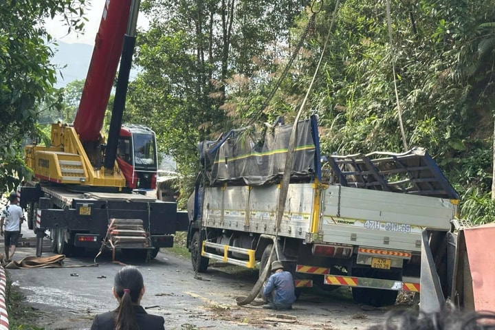 Lật xe trên đèo Vi Ô Lắk khiến 3 người thương vong