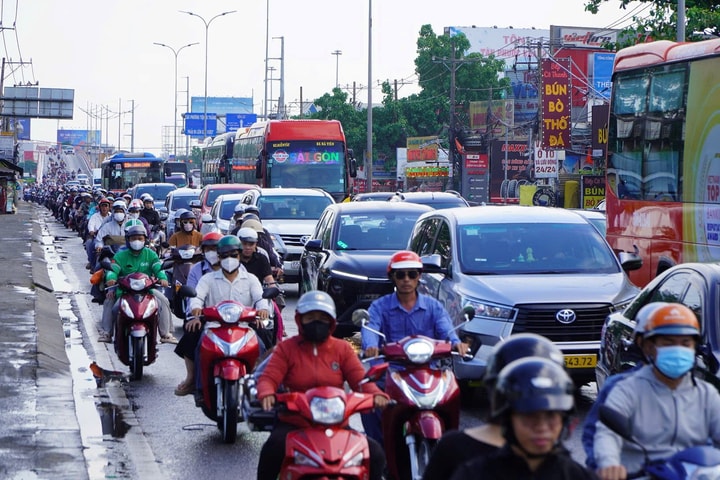 Dòng người trở lại TP.HCM sau kỳ nghỉ lễ, các cửa ngõ quá tải