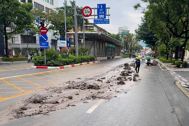 Phạt nặng tài xế và chủ xe tải làm rơi vãi bùn đất trên đường Láng Hạ