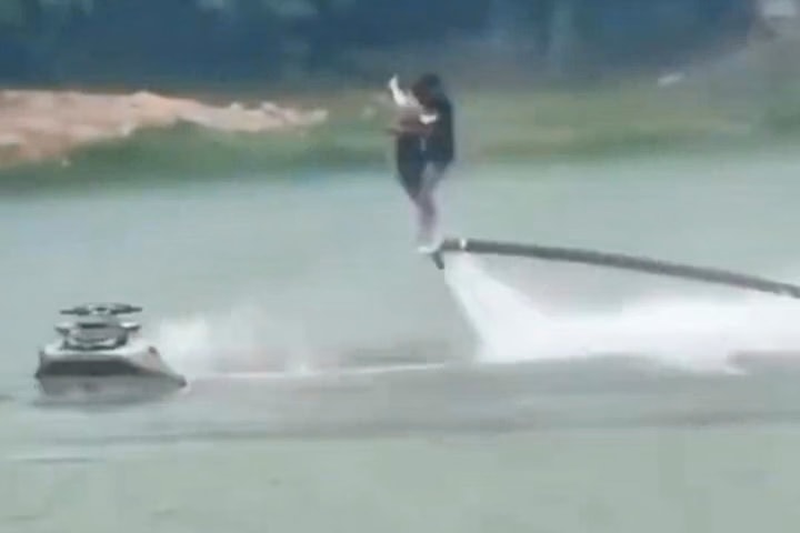 Tạm dừng hoạt động trình diễn flyboard tại hồ Núi Lớ