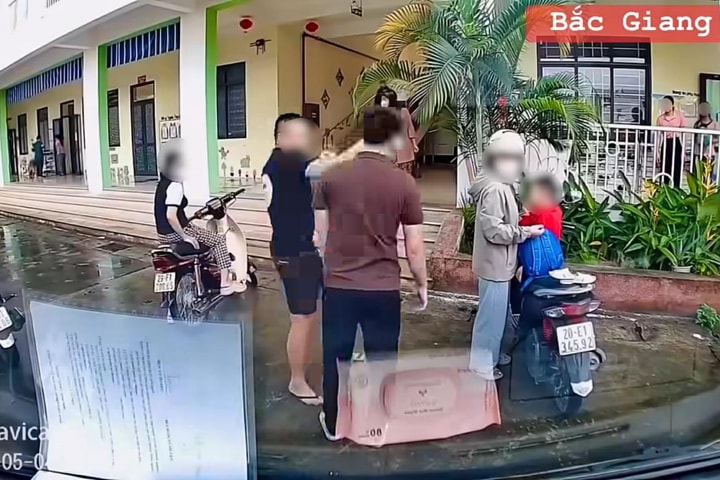 Tài xế giao thực phẩm bị phụ huynh chửi bới, tát vào mặt ở trường mầm non