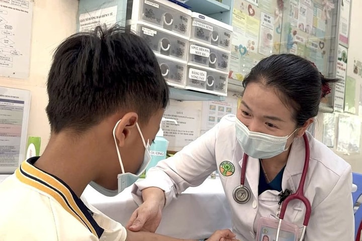 Cứu sống bé 7 tuổi mắc não mô cầu nhóm B