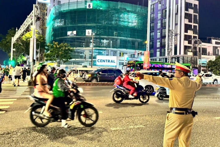 CSGT Đà Nẵng giữ nhịp giao thông giữa mùa du lịch cao điểm