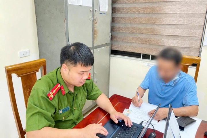 Xử phạt người chia sẻ thông tin sai sự thật về khắc phục dông, lốc