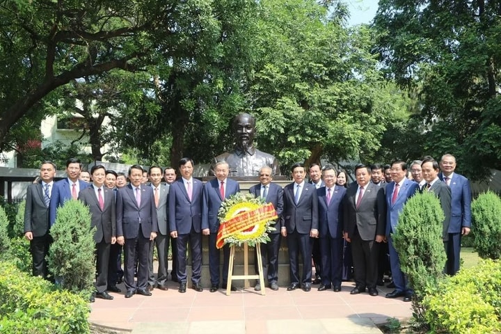 Tổng Bí thư, Chủ tịch nước Tô Lâm đặt vòng hoa tưởng niệm Chủ tịch Hồ Chí Minh tại Ấn Độ