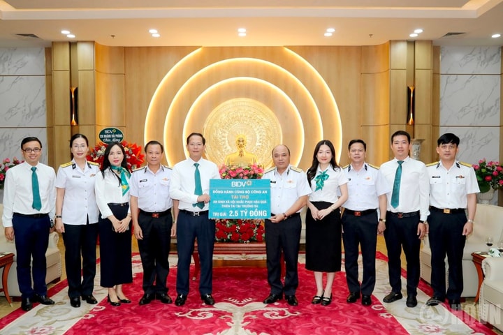 Tiếp nhận 2,5 tỷ đồng kinh phí hỗ trợ hoạt động an sinh xã hội tại Trường Sa