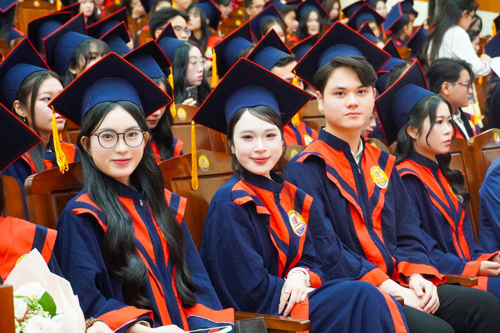 821 tân cử nhân Trường Đại học Luật Huế nhận bằng tốt nghiệp