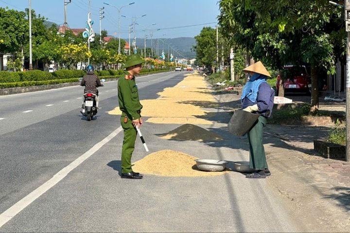 Sân phơi "tự phát": Tiện cho mình, nguy cho người