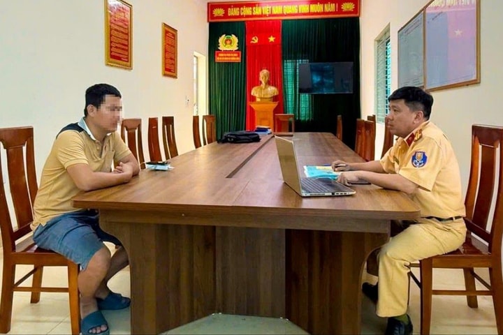 Phạt tài xế xe tải vượt ẩu "đối đầu" ô tô con trên cầu vượt