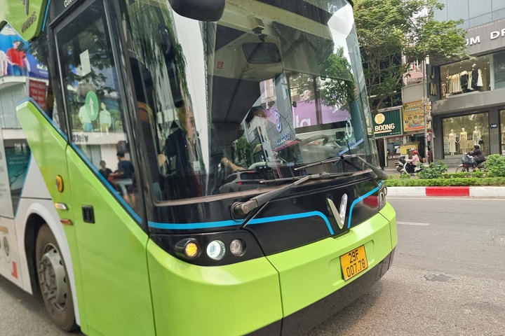 Hà Nội tăng tốc chuyển đổi xe buýt sang sử dụng năng lượng xanh