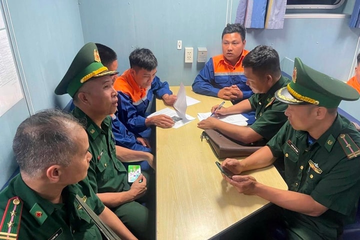 Kịp thời cứu 4 ngư dân gặp nạn, trôi dạt trên biển