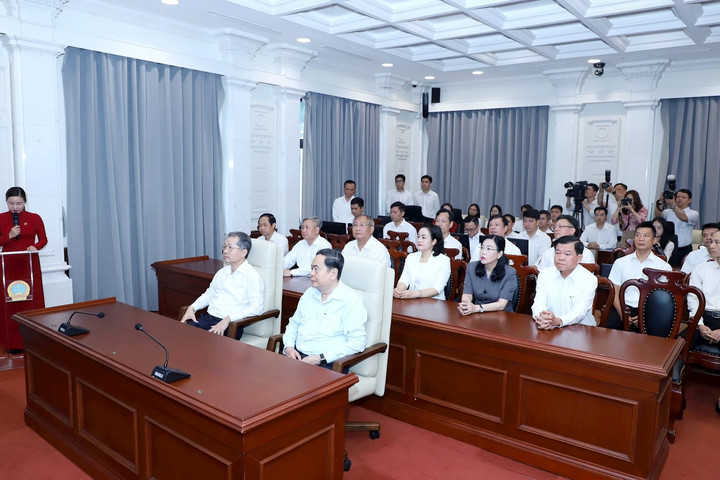 Chủ tịch Quốc hội Trần Thanh Mẫn thăm Trung tâm giám sát và điều hành hoạt động Tòa án nhân dân