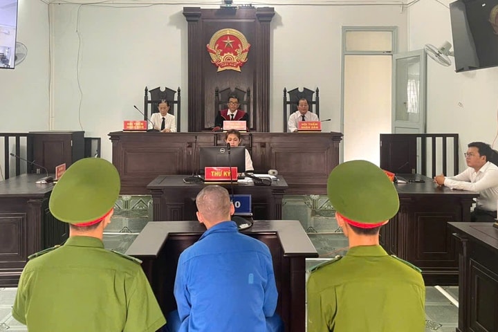 Giả vờ mua vé số rồi cướp
