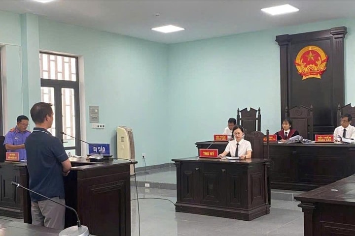 Thiếu tiền trả nợ, quản lý kho mang xe giao hàng đi cầm cố