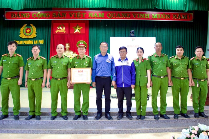 Cán bộ Công an cứu sống 2 bé nhỏ và người dân giúp tìm kiếm hài cốt liệt sĩ được khen tặng