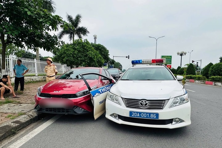 Vi phạm nồng độ cồn, tài xế lái ô tô bỏ chạy rồi đâm vào xe CSGT