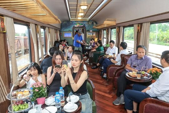 Tàu Hoa Phượng Đỏ chở hơn 1,3 triệu lượt khách sau một năm vận hành