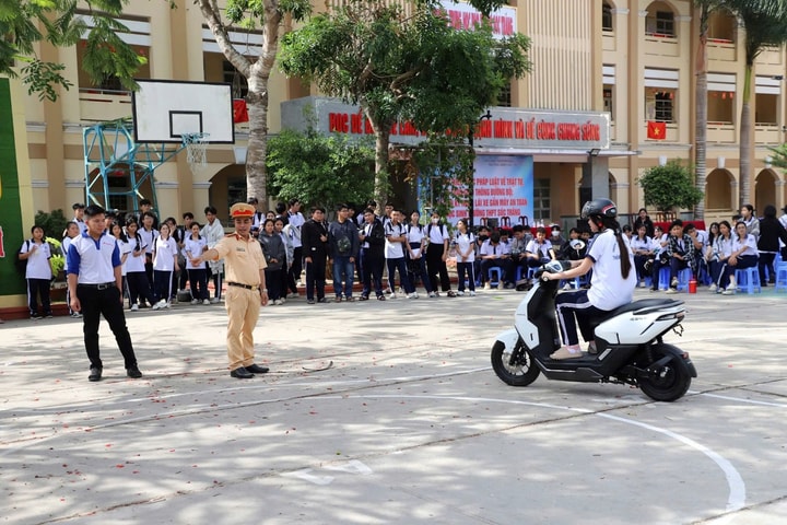 Gần 1.000 học sinh được tuyên truyền pháp luật về trật tự an toàn giao thông