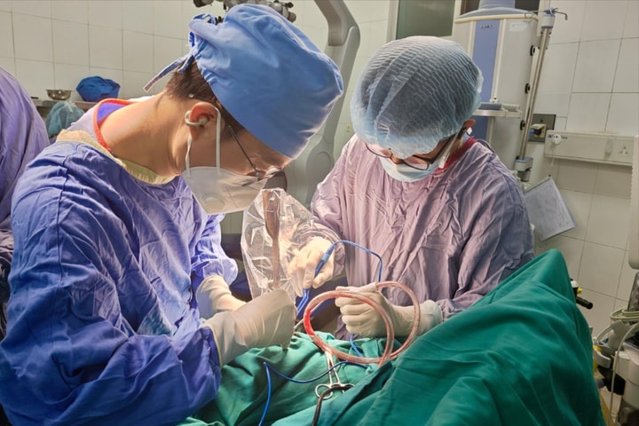 Bé trai 11 tuổi bị dao cắm vào đầu khi chơi đùa cùng anh trai